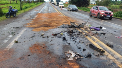 Colisão frontal entre veículo de passeio e camionete mata quatro pessoas na BR-153