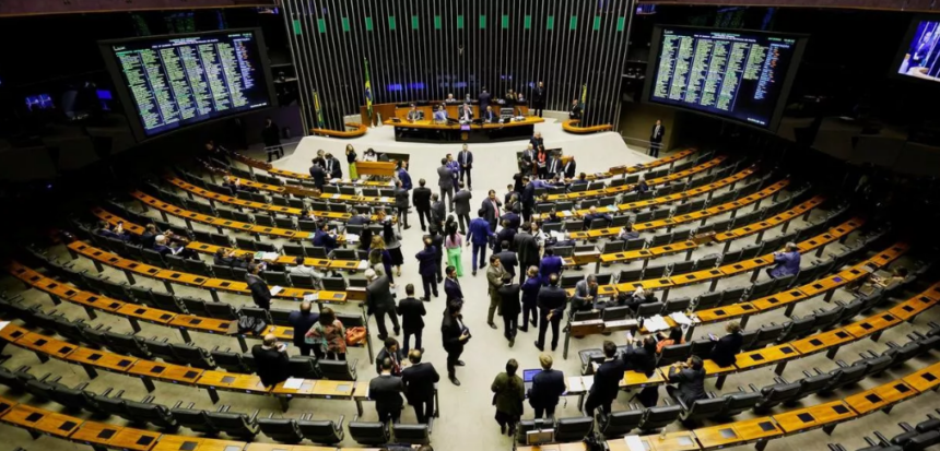 PEC do fim da escala 6×1 ultrapassa mínimo de assinaturas necessárias para tramitação na Câmara