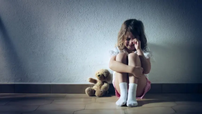 Criança de 9 anos denuncia abuso e é expulsa de casa pela própria mãe