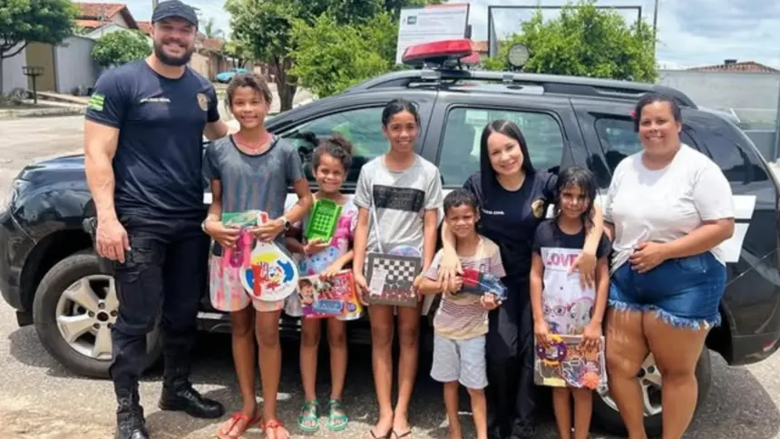 Crianças escrevem cartas à Polícia Civil pedindo cesta básica e panetone Crianças escrevem cartas à Polícia Civil pedindo cesta básica e panetone