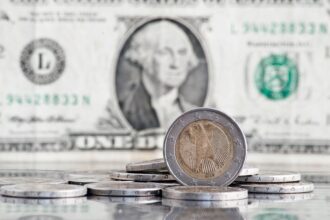 Com forte queda, dólar abre quinta-feira cotado a R$ 5,94