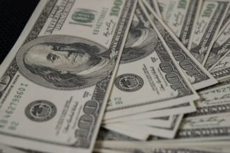Dólar volta a cair e é cotado a R$ 6,03