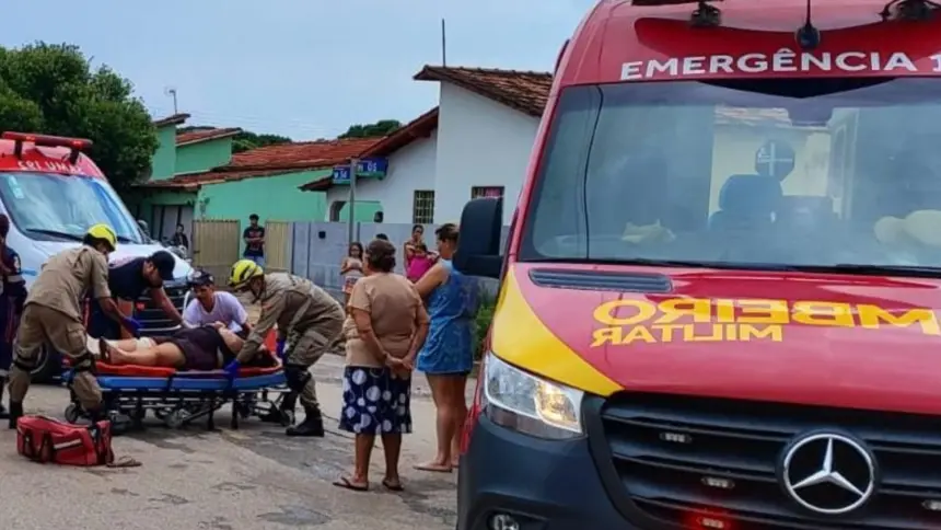Colisão entre carro e moto no Bairro Nova Aurora deixa duas pessoas feridas Colisão entre carro e moto no Bairro Nova Aurora deixa duas pessoas feridas