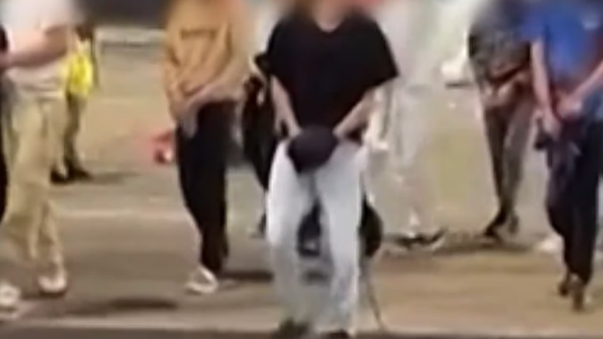 Deportados dos EUA: vídeo mostra brasileiros algemados em voo de repatriação Deportados dos EUA: vídeo mostra brasileiros algemados em voo de repatriação