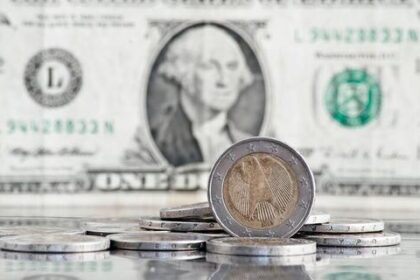 Dólar encerra última sessão em leve queda, a R$ 5,75