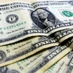 Dólar fecha último pregão a R$ 5,73, em meio à notícia sobre novo coronavírus