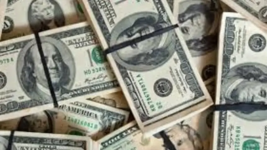 Dólar fecha em alta após anúncio de tarifas de Trump Dólar fecha em alta após anúncio de tarifas de Trump