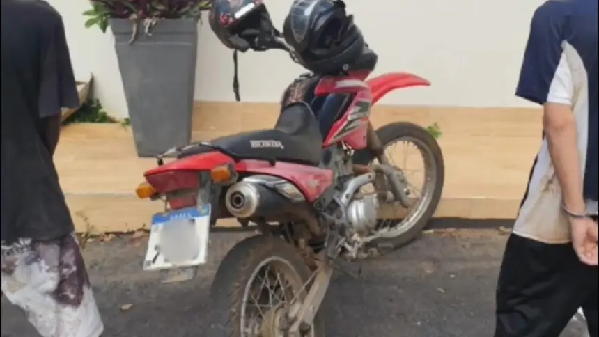 Motocicleta com registro de furto é recuperada no oeste de Goianésia e duas pessoas são presas Motocicleta com registro de furto é recuperada no oeste de Goianésia e duas pessoas são presas