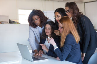 Dia da Mulher: 7 em cada 10 mulheres abriram mão da saúde física ou de hobbies em prol do trabalho