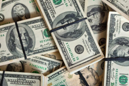 Dólar encerra última sessão em alta, após anúncio de Gleisi Hoffmann para Secretaria de Relações Institucionais
