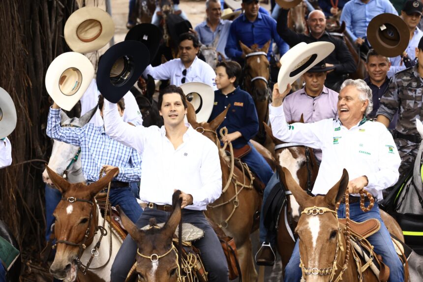 Ao lado de dois mil muladeiros, Daniel Vilela participa de cavalgada no Centro de Goiânia Ao lado de dois mil muladeiros, Daniel Vilela participa de cavalgada no Centro de Goiânia