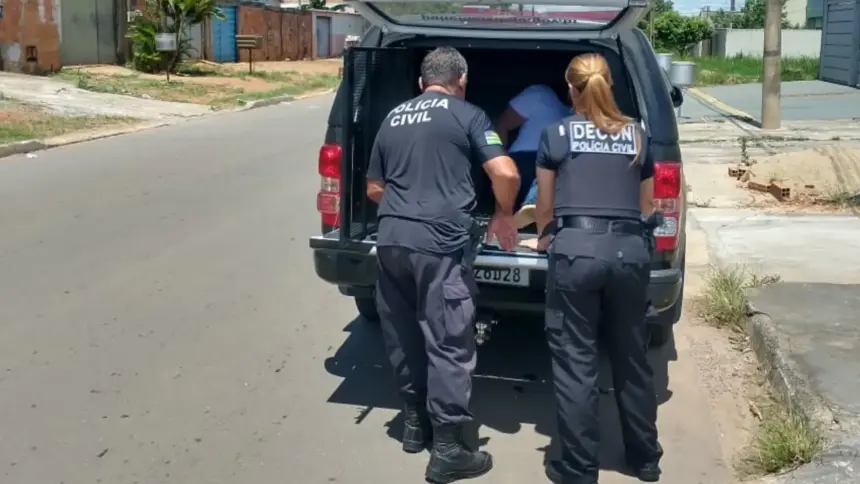 Polícia prende proprietária de clínica de estética por exercício irregular da função Polícia prende proprietária de clínica de estética por exercício irregular da função