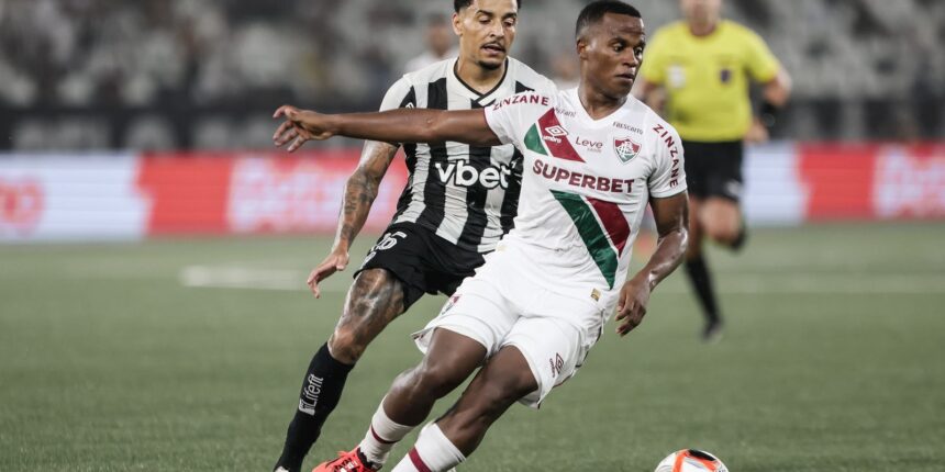 Botafogo e Fluminense disputam clássico no Nilton Santos Botafogo e Fluminense disputam clássico no Nilton Santos