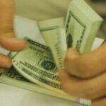 Dólar fecha estável em leve baixa, aos R$ 5,69