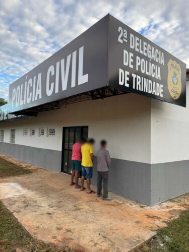 Polícia Civil prende tio e sobrinhos por tentativa de homicídio praticada após briga generalizada em um bar de Trindade Polícia Civil prende tio e sobrinhos por tentativa de homicídio praticada após briga generalizada em um bar de Trindade
