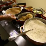 São Paulo: homens comem mais fora e mulheres preferem pedir comida por aplicativo