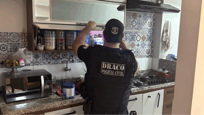 Polícia Civil cumpre prisão de investigada por lavar cifras milionárias do crime organizado; foragida, ela foi extraditada de Portugal Polícia Civil cumpre prisão de investigada por lavar cifras milionárias do crime organizado; foragida, ela foi extraditada de Portugal