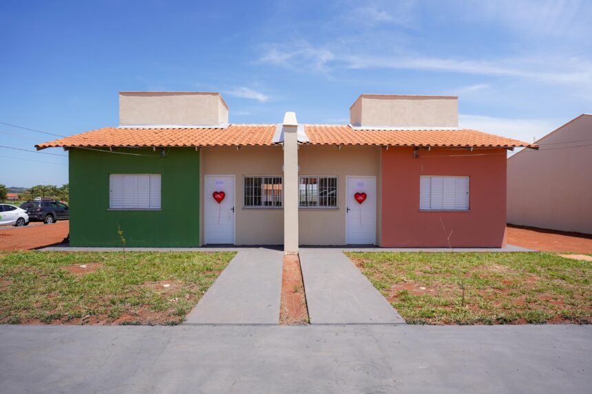 Estado vai construir mais 3,2 mil casas a custo zero Estado vai construir mais 3,2 mil casas a custo zero