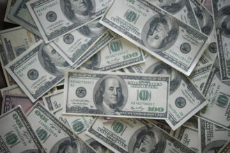 Dólar encerra último pregão em alta de 0,62%, cotado a R$ 5,74
