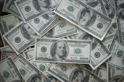 Dólar encerra último pregão em alta de 0,62%, cotado a R$ 5,74
