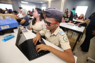 Notebooks adaptados são entregues a estudantes com deficiência visual