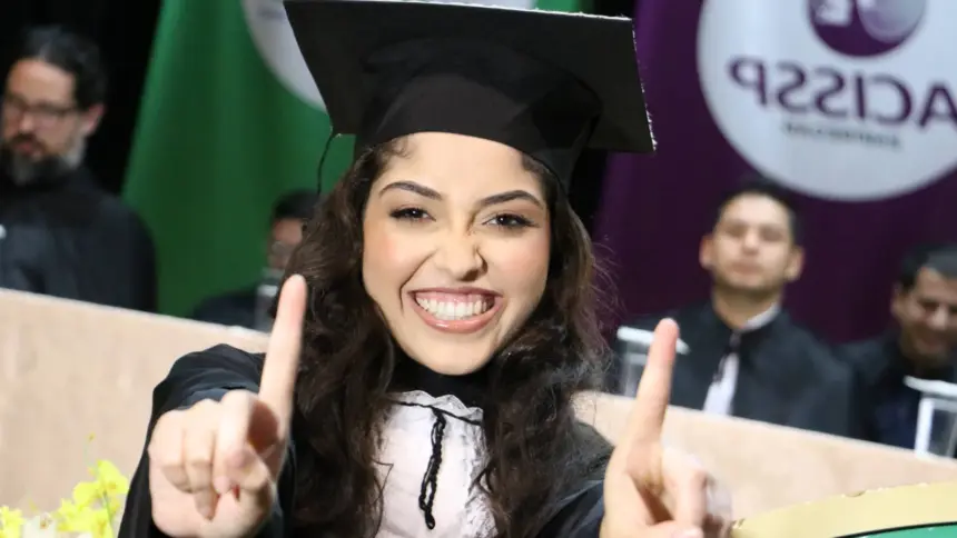 Aluna viraliza nas redes depois de se formar sozinha na faculdade Aluna viraliza nas redes depois de se formar sozinha na faculdade