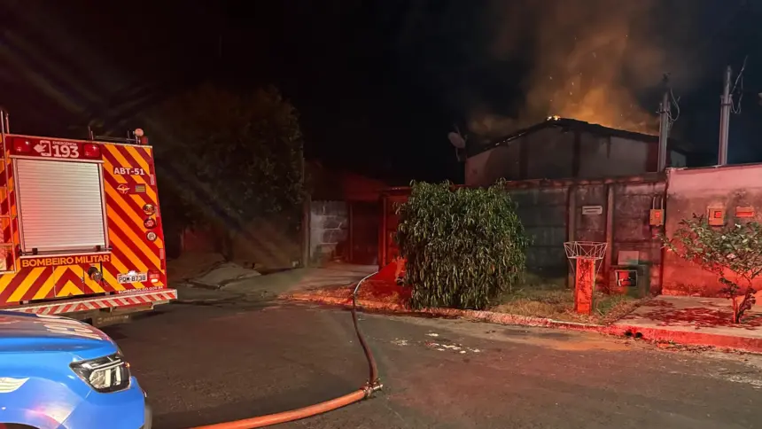 Incêndio atinge residência no Jardim Esperança e Corpo de Bombeiros é acionado Incêndio atinge residência no Jardim Esperança e Corpo de Bombeiros é acionado