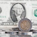 Dólar atinge menor valor em oito meses