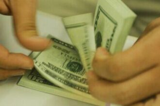 Dólar fecha com leve alta de 0,17%