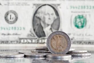 Dólar fecha na menor cotação em oito meses, a R$ 5,58