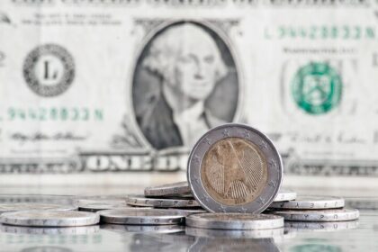 Dólar recua e fecha abaixo de R$ 5,50, com cenário externo e expectativas sobre Selic