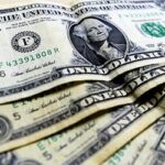 Dólar renova mínima e fecha última sessão em queda