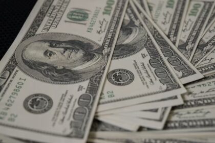 Dólar sobe com cautela fiscal e atenção a negociações EUA-China