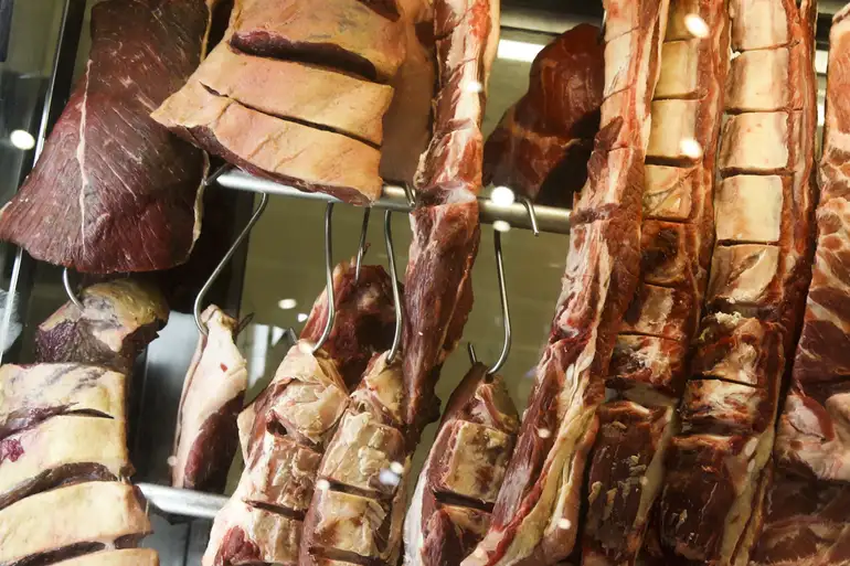 Você sabe o que tem na carne que compra? Água, aditivos e a importância de ler o rótulo Você sabe o que tem na carne que compra? Água, aditivos e a importância de ler o rótulo