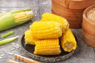 7 alimentos de festa junina para incluir no pré e pós-treino