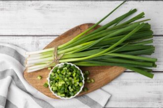 5 benefícios da cebolinha verde para a saúde e como incluí-la na dieta