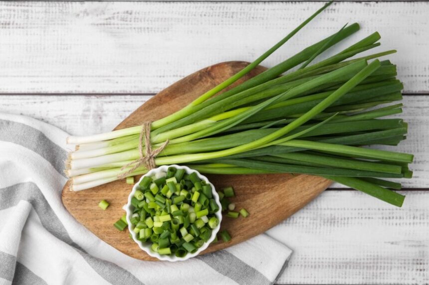 5 benefícios da cebolinha verde para a saúde e como incluí-la na dieta 5 benefícios da cebolinha verde para a saúde e como incluí-la na dieta