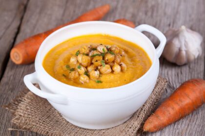 7 sopas e cremes ricos em proteínas para incluir no cardápio