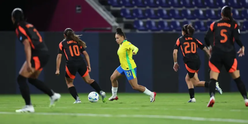 Com 10, Brasil segura a Colômbia e avança em 1º na Copa América Com 10, Brasil segura a Colômbia e avança em 1º na Copa América