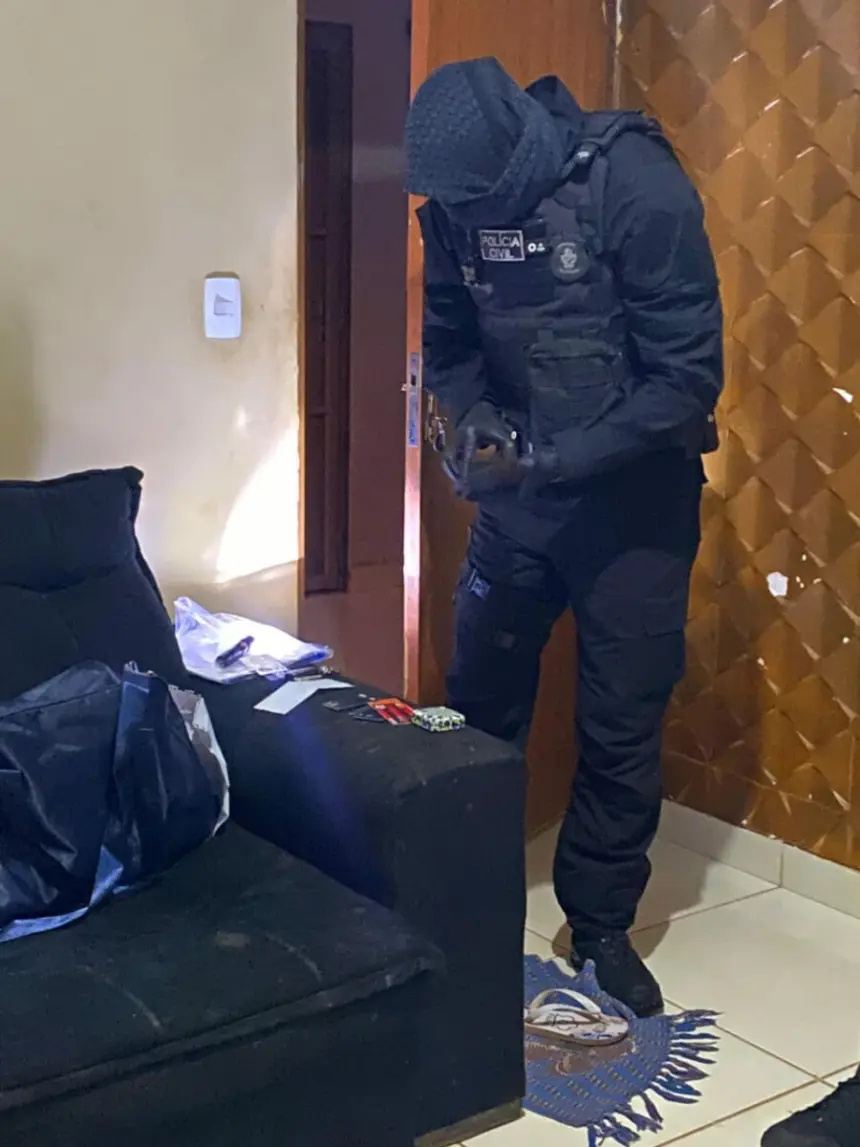 PCGO cumpre mandado de busca contra investigado por simular transação via PIX para fraudar compras em comércio