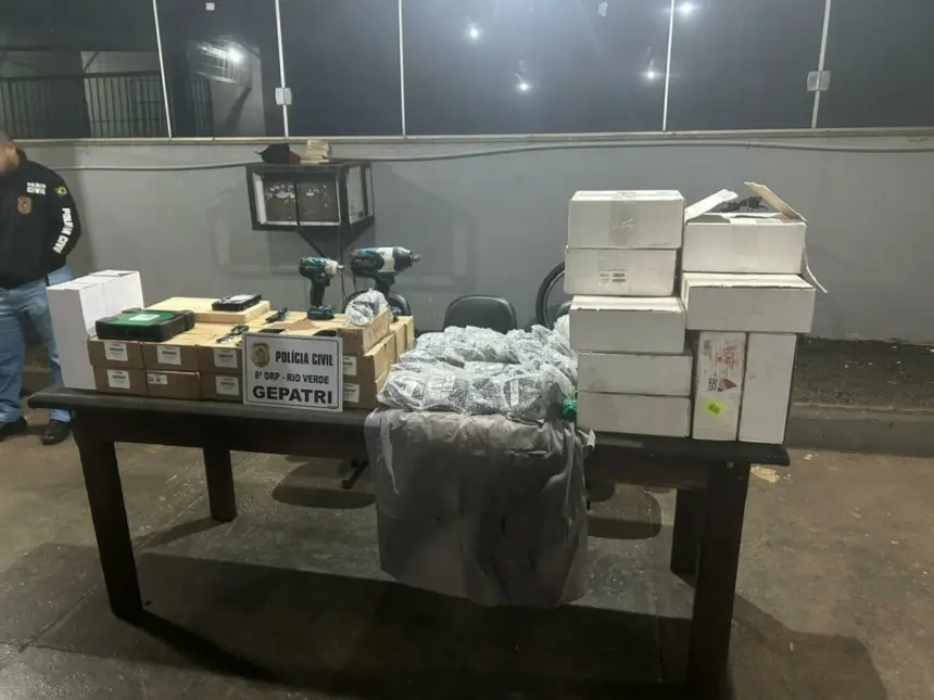 Operação integrada prende ex-funcionários de multinacional investigados por furtar R$ 700 mil em equipamentos agrícolas, em Rio Verde Operação integrada prende ex-funcionários de multinacional investigados por furtar R$ 700 mil em equipamentos agrícolas, em Rio Verde