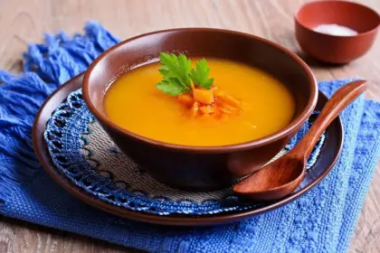 8 receitas de sopas e caldos fáceis para espantar o frio