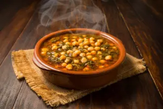 5 receitas de sopas saborosas e nutritivas para o almoço
