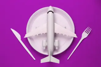 5 alimentos e bebidas para evitar antes e durante viagens de avião