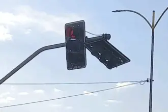 Caminhão danifica semáforo na Avenida Contorno, no oeste de Goianésia