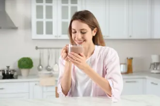 5 benefícios do chocolate quente para a saúde