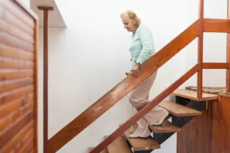 10 dicas para prevenir quedas de idosos em casa