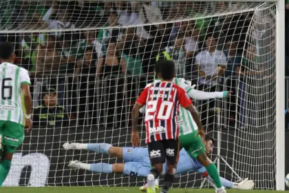 Rafael defende pênalti e São Paulo garante empate na Libertadores