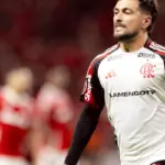 Flamengo vence Inter e avança às quartas da Libertadores após atraso por papéis no Beira-Rio