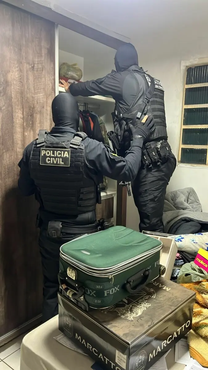 Polícia Civil prende homem que obrigou sua cunhada adolescente a ficar nua para ser filmada e fotografada, em Rio Verde Polícia Civil prende homem que obrigou sua cunhada adolescente a ficar nua para ser filmada e fotografada, em Rio Verde